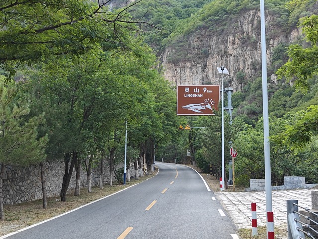 灵山路是双向 2 车道的乡道公路。周围是密林和山谷，秋天估计能把人美死。