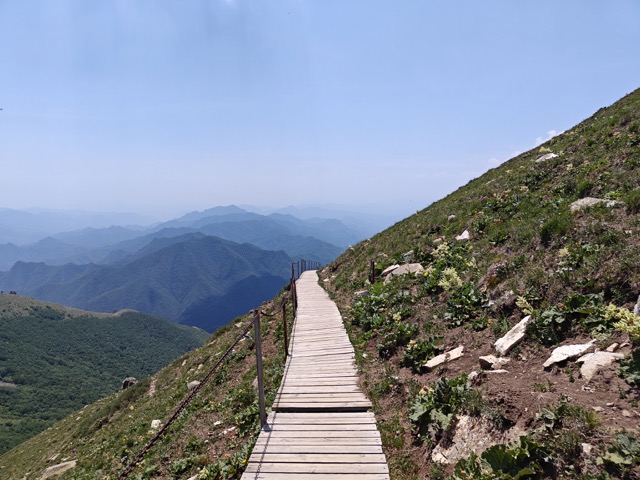 聚灵峡景区山路，就是因为窄且年久失修（有的都生锈了），被称为「绝命栈道」。